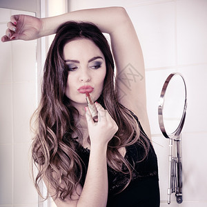 应用化妆概念浴室镜子前有红口的美女图片