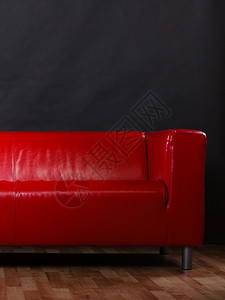 现代家具黑色背景的红皮沙发图片