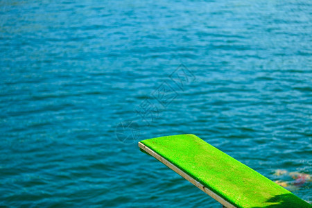 暑假和危险运动潜水板的景象跳板图片