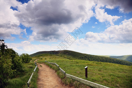 自然与环境美丽的绿山之路夏天的地景观旅行和游图片