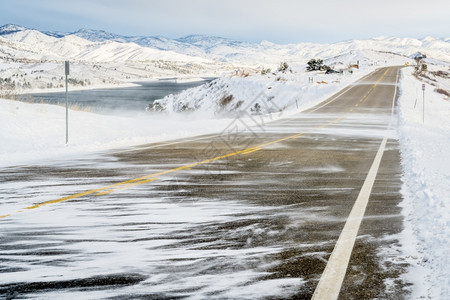科罗拉多北部堡附近山丘的一条公路上吹着雪风图片
