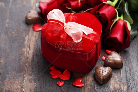 配有玫瑰和木背景礼品盒的情人节构成图片