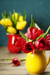 木制桌上花瓶中的春季郁金香春季东方或园艺概念图片