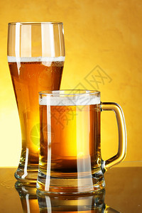 黄色背景的啤酒杯和子图片