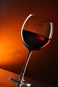 红色背景的葡萄酒杯图片