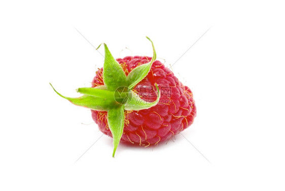 在白色背景中隔离的成熟raspberry草莓图片