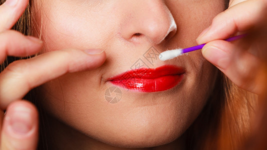 化妆美容程序和概念关闭部分妇女面对红嘴唇化妆师使用口红图片