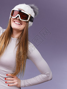 穿着热内衣滑雪谷歌的女子穿着冬冠灰色运动服的有吸引力女子穿灰色运动服的热内裤穿蓝色的滑雪工作室图片