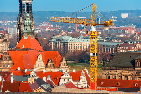 德累斯顿老城中心的修复工程建筑地位于德国萨克森州霍夫基切背景的起重机图片