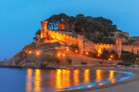 古老堡垒和托萨德马尔的巴迪亚托萨湾的夜景西班牙加泰罗尼亚州科斯塔布拉瓦图片