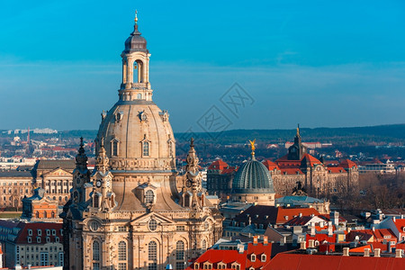 德国萨克森州累斯顿老美术学院或LemonSqueezer和屋顶的Frauenkirche和玻璃圆顶的空中观察图片