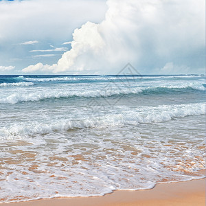 海浪和黄沙图片