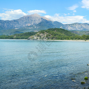 长状环礁湖和高山图片