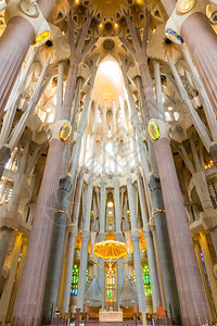 教堂内部由Gaudi设计182年3月9日建于西班牙巴塞罗纳2014年6月日在西班牙巴塞罗纳尚未完工背景