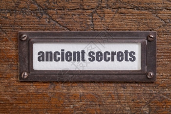 古老的秘密标签档案柜标签铜持有者反对冷冻和划破的木材内部网络出版概念图片