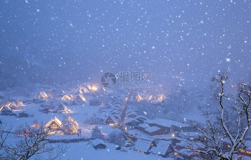 冬季夜晚下雪的村庄图片