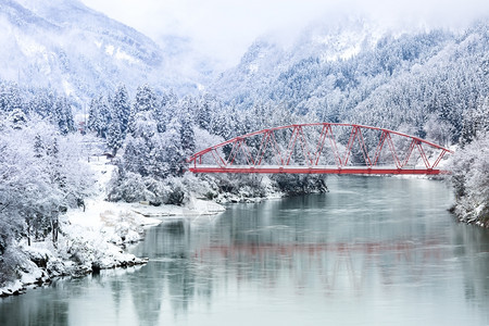日本福岛Tadami河沿岸红桥与冬季风景图片