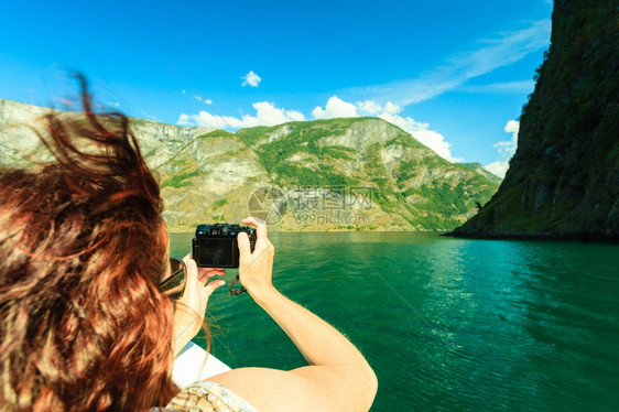 在挪威斯堪的纳维亚州FjordSognefjord的船甲上图片