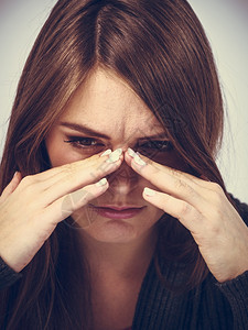 患上痛苦的鼻年轻女人患上疼痛的导致非常有油漆的头痛患上不健康的痛苦图片