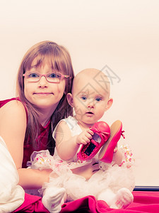 两个可爱的小女孩背景图片