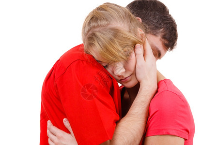 夫妻情侣女人悲哀被伴侣安慰情拥抱男人安慰他的女朋友麻烦孩和她男