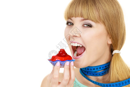 女在脖子上被蓝色的测量胶带压住了试图抵制诱惑体重损失的饮食困境贪婪概念图片