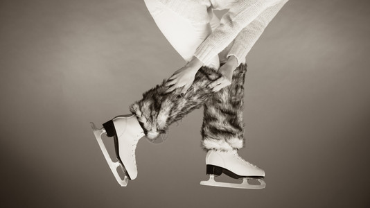 穿滑雪鞋的女子腿毛皮暖袜女孩准备滑冰冬季体育活动工作室拍摄bampw照片图片