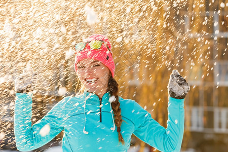 冬季寒冷天气中户外女子健身运动模式冬季和活户外健身妇女在寒雪天气中户外训练身着温暖运动服的员图片