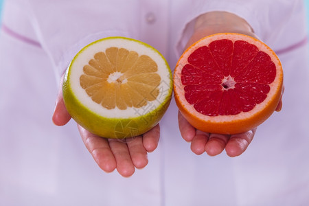 人手握葡萄果的提倡健康食品水果正确饮食的营养和苗条概念图片