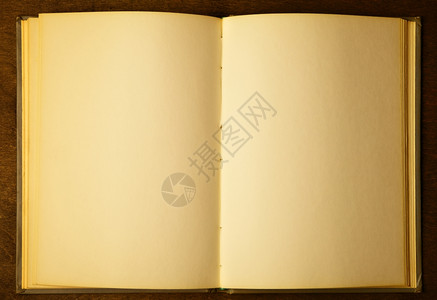 木制表格上空白页的开放书图片