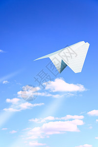 纸飞机在蓝天白云中飞行图片