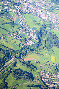 空中观察森林附近的小城镇图片