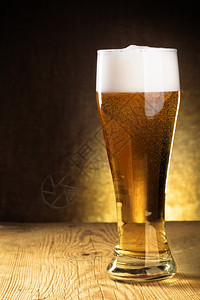 单啤酒杯木制桌图片