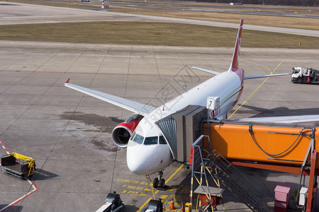 航空飞机停在德国柏林Tegel机场图片