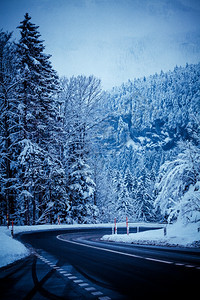 冬季里的雪山道路图片