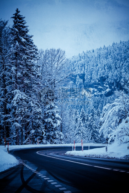 冬季里的雪山道路图片