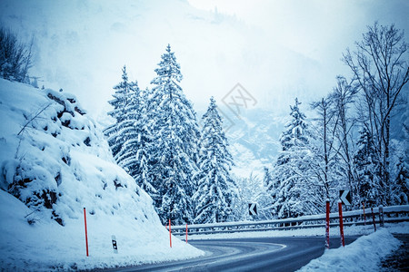 冬季里的雪山道路图片