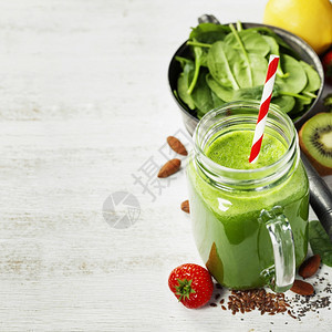 健康的绿色冰沙和白的成分超级食品去毒饮健康素品概念图片