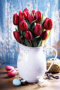 红色郁金香在白色花瓶里图片