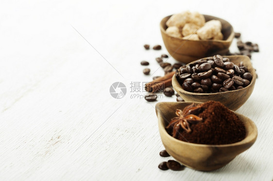 配有咖啡豆糖和地面咖啡的木环碗图片