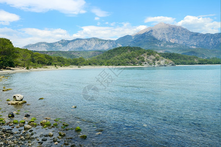 长状环礁湖和高山图片