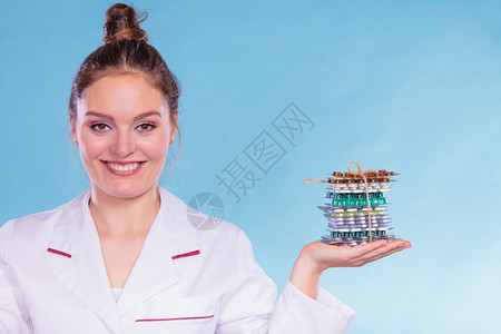 患有饮食减重药丸的妇女持有饮食减重药片的营养学家妇女消瘦药片和和饮食保健图片