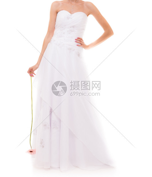 结婚日身着正式白袍的瘦新娘与粉红色花朵图片
