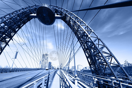 现代悬吊桥以蓝色封装莫斯科俄罗图片
