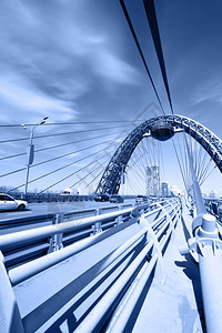 现代悬吊桥以蓝色封装莫斯科俄罗图片