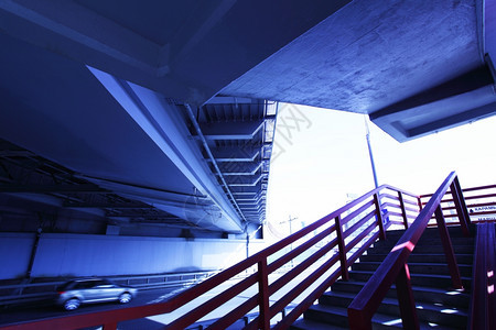 从宽角度拍摄楼梯以蓝颜色连接桥背景图片