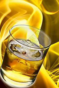 一杯威士忌里面有冰和火图片