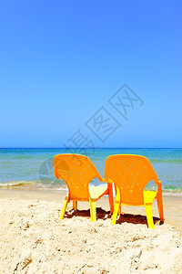 沙滩上两张黄色空椅子关门了图片