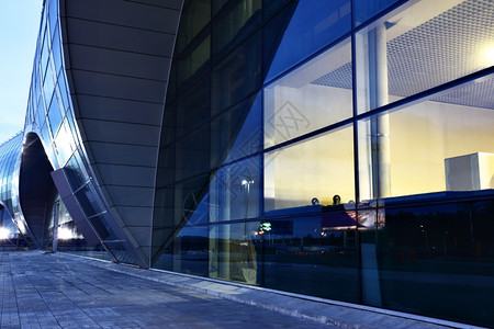 日出时机场大楼玻璃墙图片