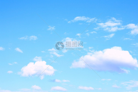 浅蓝天空和云可用作背景图片